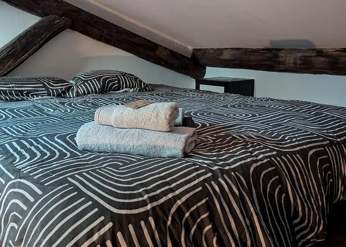 Charming For Two In The 10th شقة *
